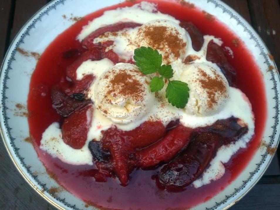 Zimteis mit heissen Pflaumen - Rezept mit Bild