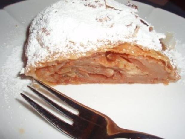 Apfelstrudel mit selbstgezogenem Strudelteig - Rezept - kochbar.de