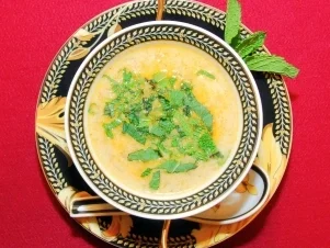 Rote Linsensuppe, Kumin-Hackbällchen und Minze (Gundis Zámbó) - Rezept