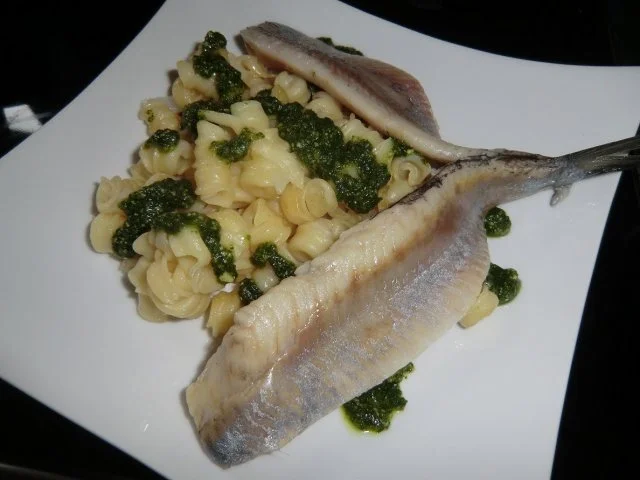 Geröstete Nudeln  mit Thymian Petersilienpesto und Matjes - Rezept