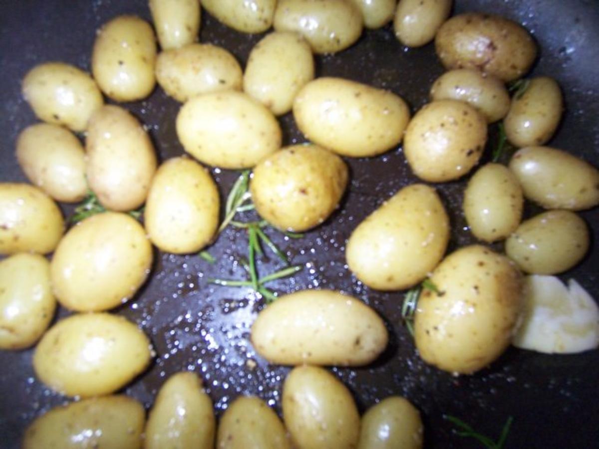 Bavette mit Rosmarinkartoffeln und buntem Salat - Rezept - Bild Nr. 4