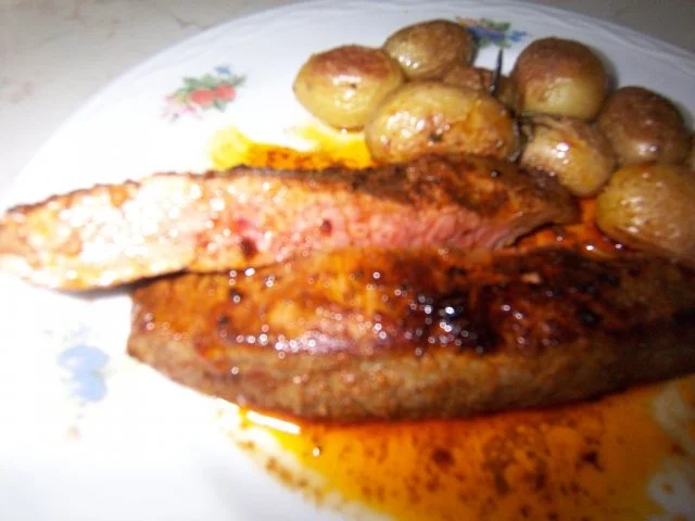 Bavette mit Rosmarinkartoffeln und buntem Salat - Rezept