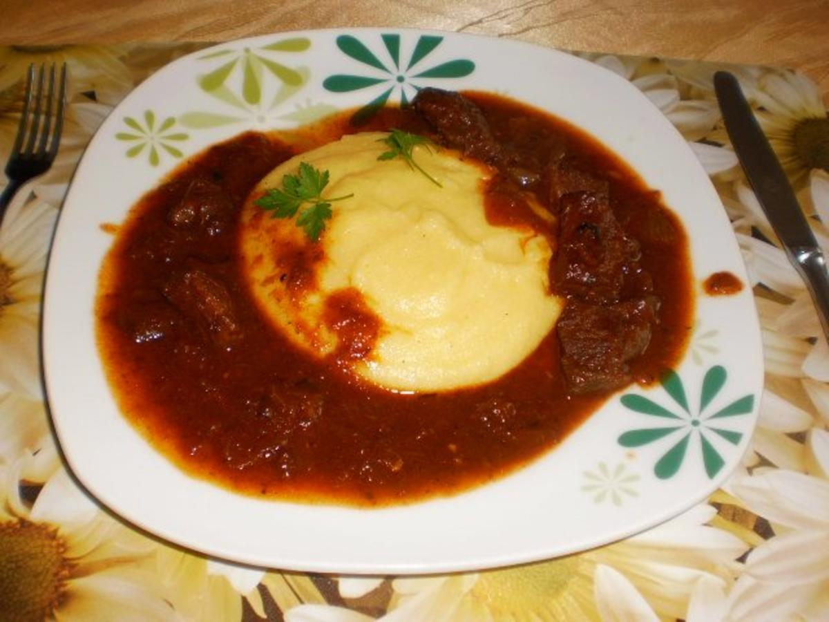 Bilder für Tiroler Rindsgulasch auf cremiger Polenta - Rezept