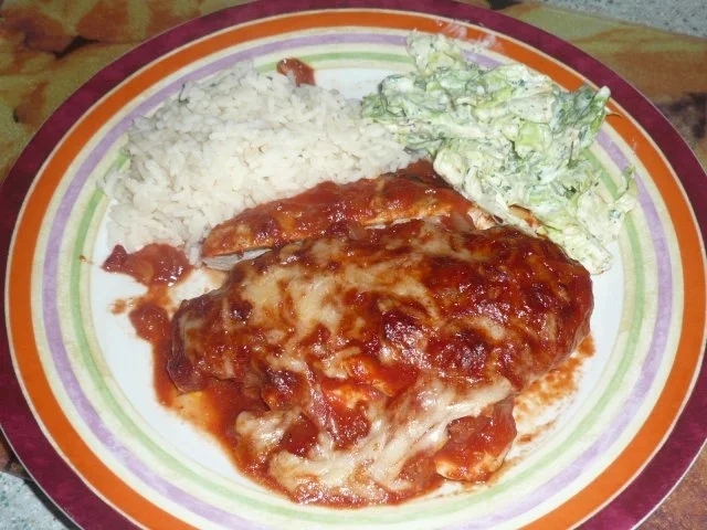 Hähnchenbrustfilet Milano mit Reis und grünem Salat - Rezept