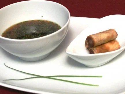Klares Entensüppchen mit herzhaft gefüllter Frühlingsrolle - Rezept