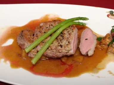 Rezept: Entenbrustfilet an Calvados-Soße und Pfifferlingen, dazu Reibeküchlein Entenbrustfilet an Calvados-Soße und Pfifferlingen, dazu Reibeküchlein - Rezept