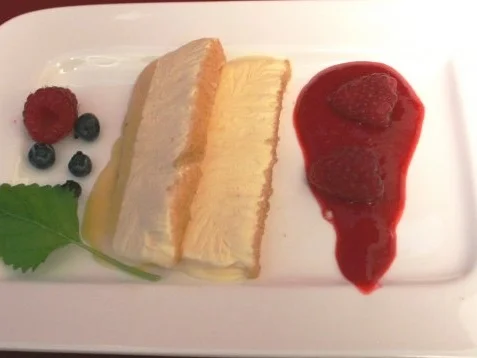 Tonkabohnenparfait auf Fruchtspiegel - Rezept