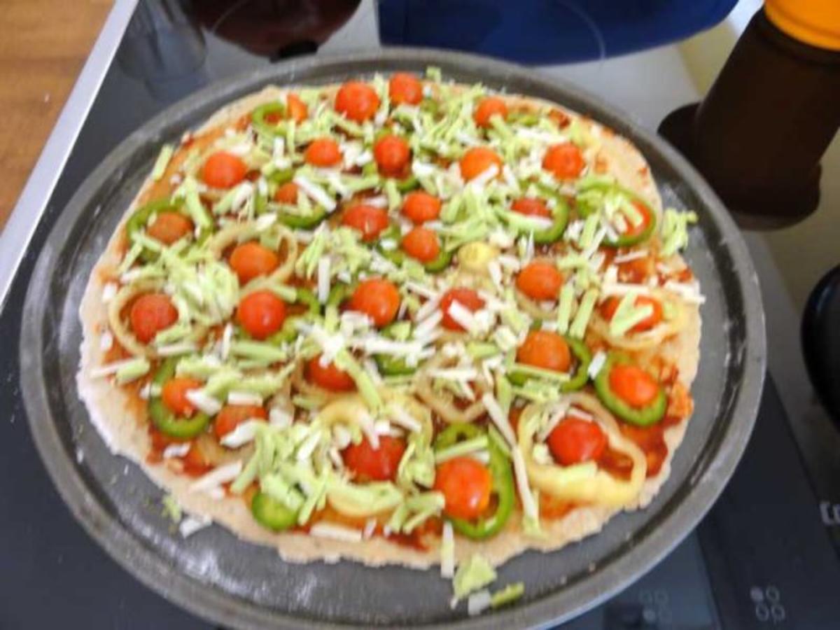 Pizza_Paprika-Tomate mit Wasabi-Käse und Parmesan - Rezept