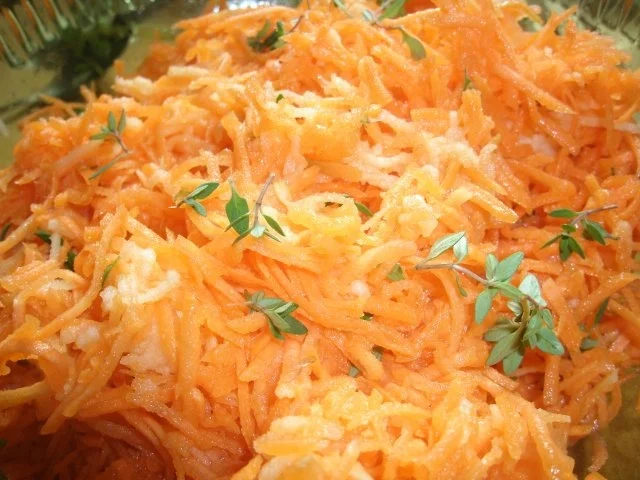 Möhren- Apfelrohkost mit Ingwer und Zitronenthymian - Rezept