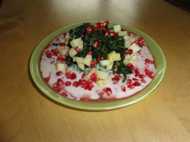 Rezept: Spinatsalat mit Apfel und Granatapfeljoghurt Spinatsalat mit Apfel und Granatapfeljoghurt - Rezept