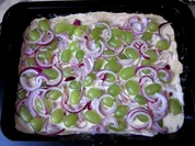 Zwiebel-Trauben-Vollkorn-Pizza - Rezept