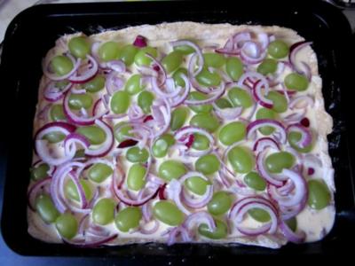 Zwiebel-Trauben-Vollkorn-Pizza - Rezept