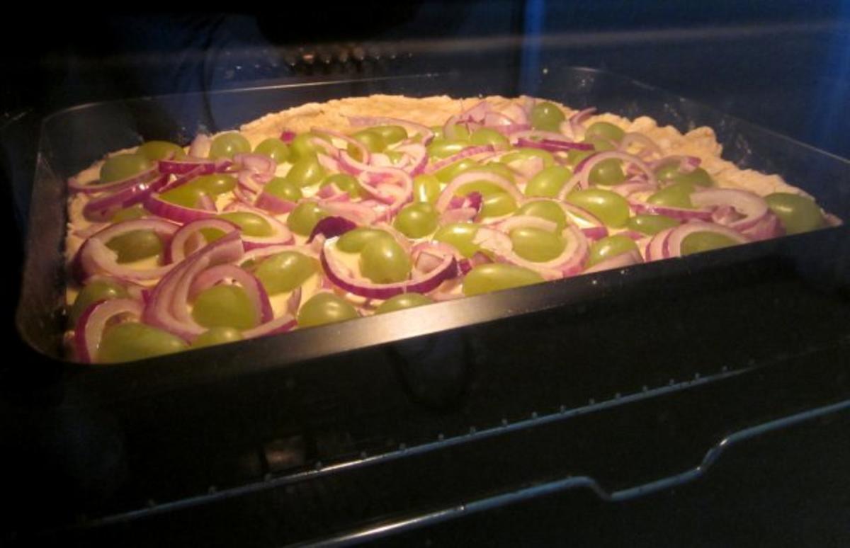 Zwiebel-Trauben-Vollkorn-Pizza - Rezept - Bild Nr. 2