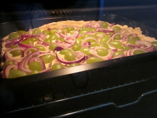 Rezept: Zwiebel-Trauben-Vollkorn-Pizza Bild Nr. 2 Zwiebel-Trauben-Vollkorn-Pizza - Rezept - Bild Nr. 2