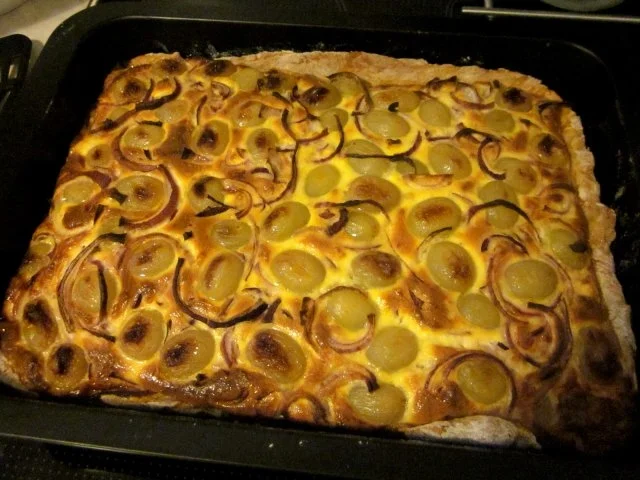 Rezept: Zwiebel-Trauben-Vollkorn-Pizza Bild Nr. 3 Zwiebel-Trauben-Vollkorn-Pizza - Rezept - Bild Nr. 3