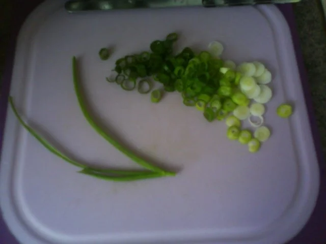 Broccolisalat mit gerösteten Mandelblättchen und frittierten Kapern - Rezept - Bild Nr. 2