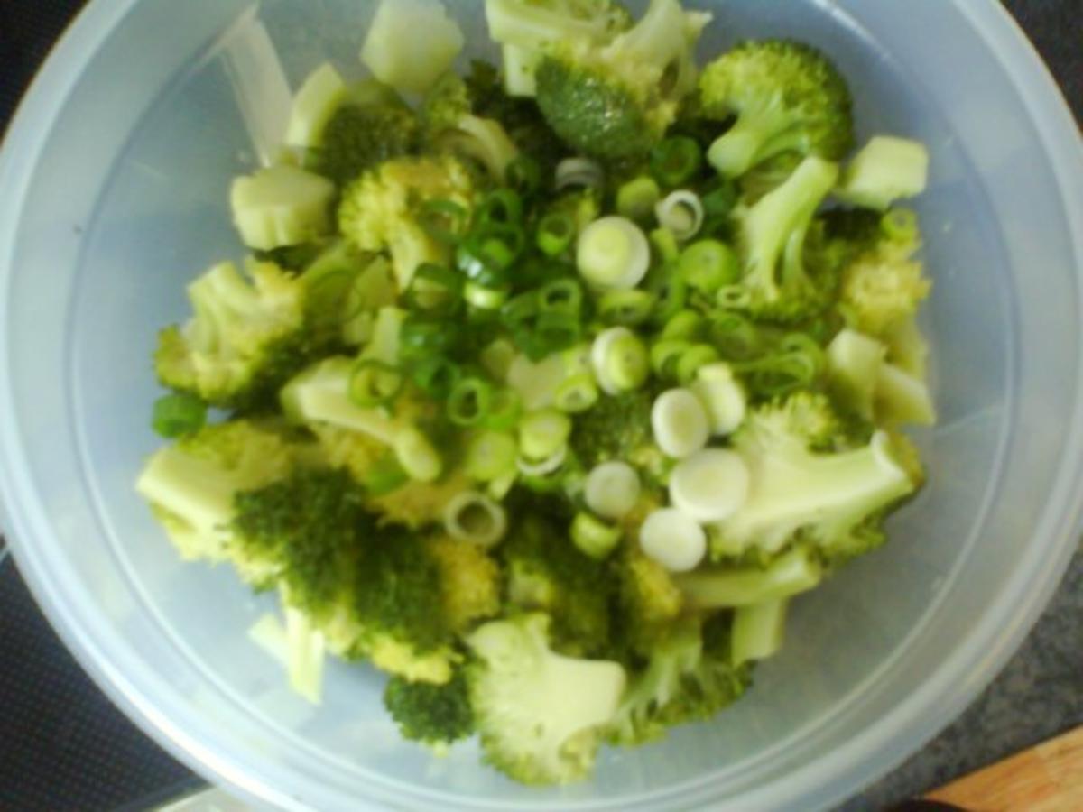 Broccolisalat mit gerösteten Mandelblättchen und frittierten Kapern - Rezept - Bild Nr. 5