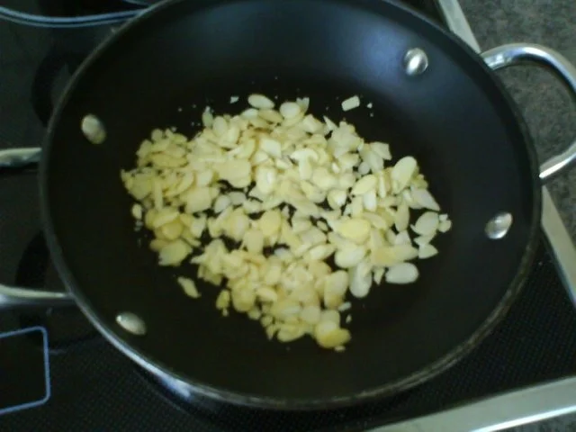 Broccolisalat mit gerösteten Mandelblättchen und frittierten Kapern - Rezept - Bild Nr. 6