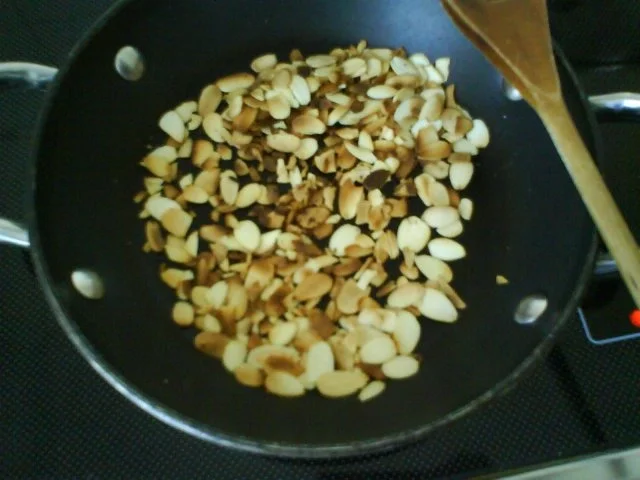 Broccolisalat mit gerösteten Mandelblättchen und frittierten Kapern - Rezept - Bild Nr. 7