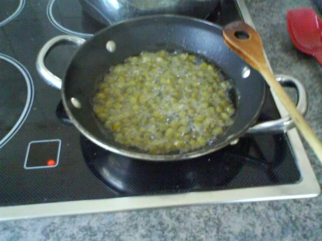 Broccolisalat mit gerösteten Mandelblättchen und frittierten Kapern - Rezept - Bild Nr. 9