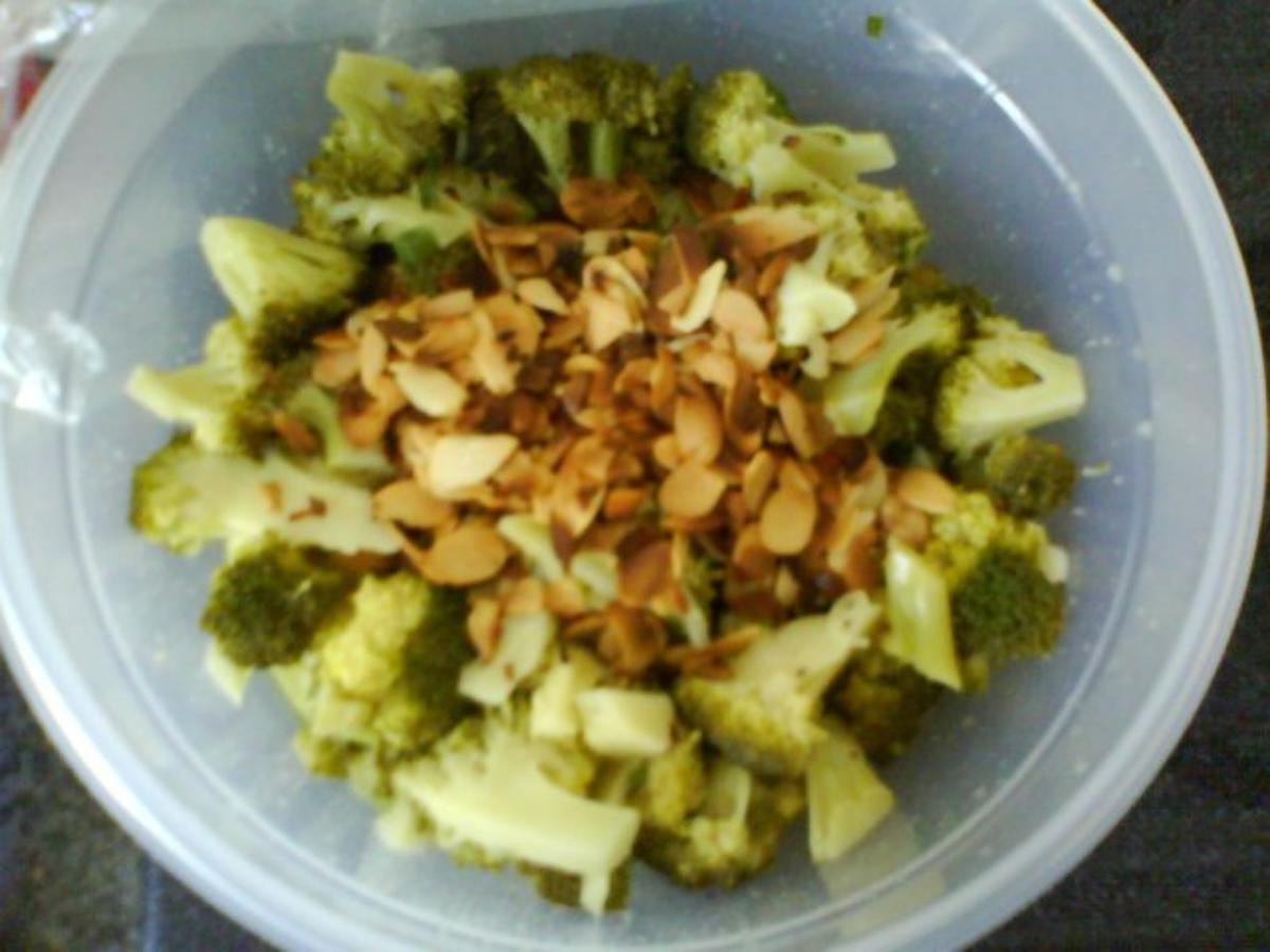 Broccolisalat mit gerösteten Mandelblättchen und frittierten Kapern - Rezept - Bild Nr. 11
