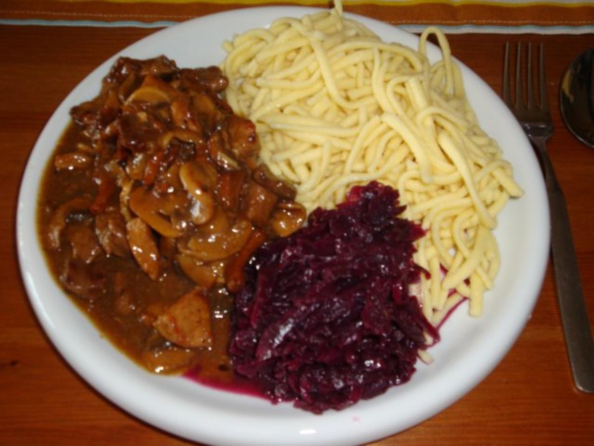 Gulasch mit Pfifferlingen & Champignons - einfach - von erdbeere1706 Gulasch mit Pfifferlingen & Champignons - einfach - von erdbeere1706