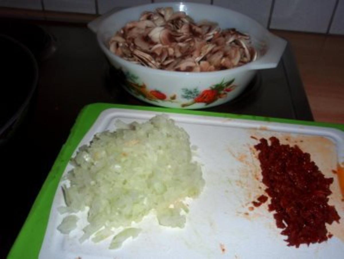 Fleisch: Hähnchenkeulen in Champignon - Tomatensahne - Rezept - Bild Nr. 2