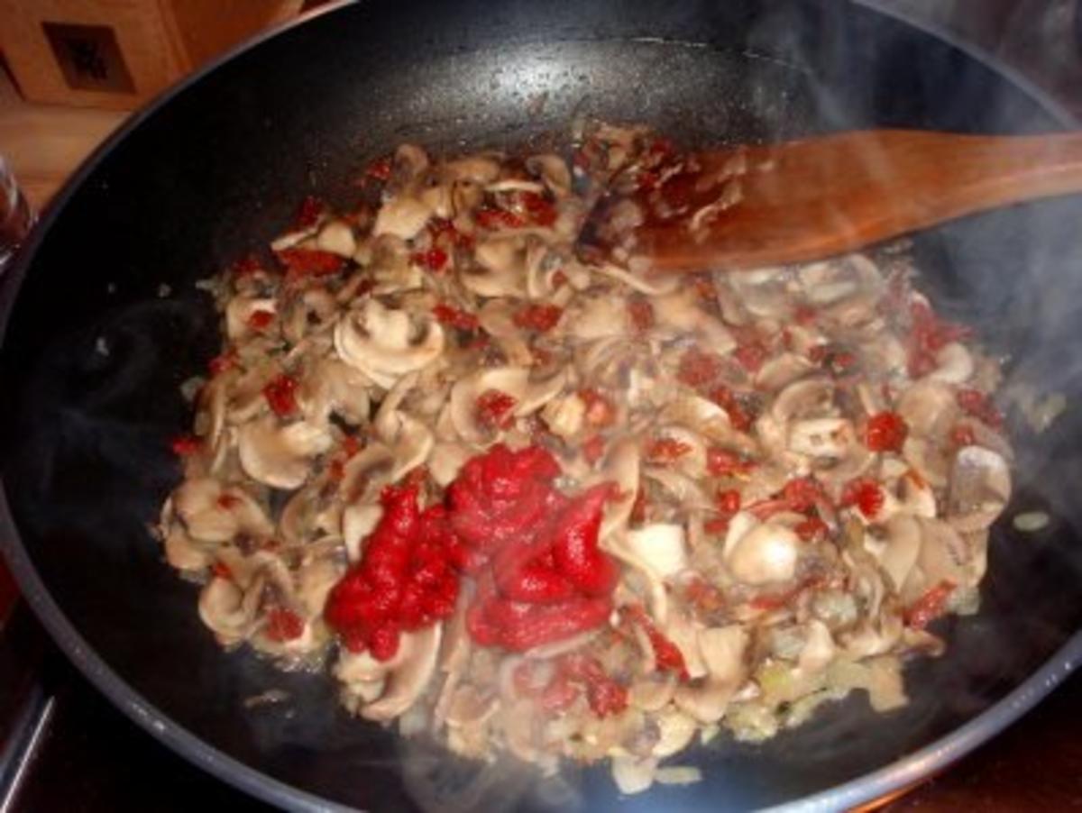Fleisch: Hähnchenkeulen in Champignon - Tomatensahne - Rezept - Bild Nr. 3