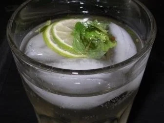 Rezept: Holunder Sprizz (Hugo) Bild Nr. 3 Holunder Sprizz (Hugo) - Rezept - Bild Nr. 3