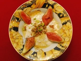 Rezept: Feigenjoghurt mit Honig (Gundis Zámbó) Feigenjoghurt mit Honig (Gundis Zámbó) - Rezept