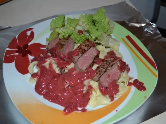 Rezept: Lammlachs auf Bandnudeln mit Himbeersauce Lammlachs auf Bandnudeln mit Himbeersauce - Rezept