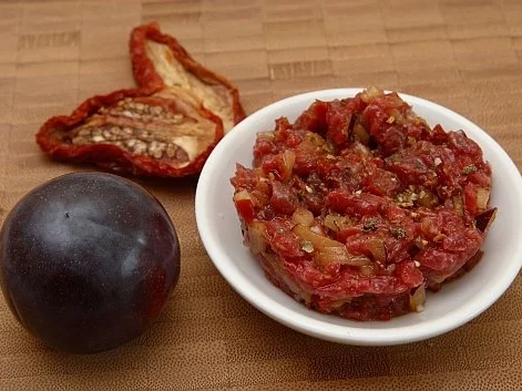 Rezept: Rindertatar(frisch) mit Meerretich und Pflaumen Rindertatar(frisch) mit Meerretich und Pflaumen - Rezept