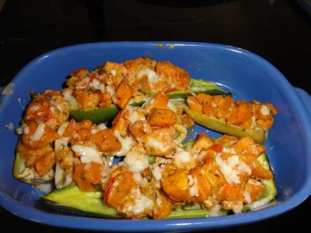 Rezept: gefüllte Paprika-Kürbis-Schiffchen Bild Nr. 3 gefüllte Paprika-Kürbis-Schiffchen - Rezept - Bild Nr. 3