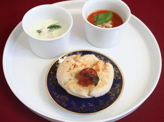 Kaltes Suppenduo, dazu selbst gebackenes Brot mit Knoblauchtomate - Rezept