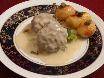 Rezept: Königsberger Klops auf Wirsingbett mit weißer Soße an Kapern und glasierten Kartoffeln Königsberger Klops auf Wirsingbett mit weißer Soße an Kapern und glasierten Kartoffeln - Rezept