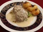 Königsberger Klops auf Wirsingbett mit weißer Soße an Kapern und glasierten Kartoffeln - Rezept