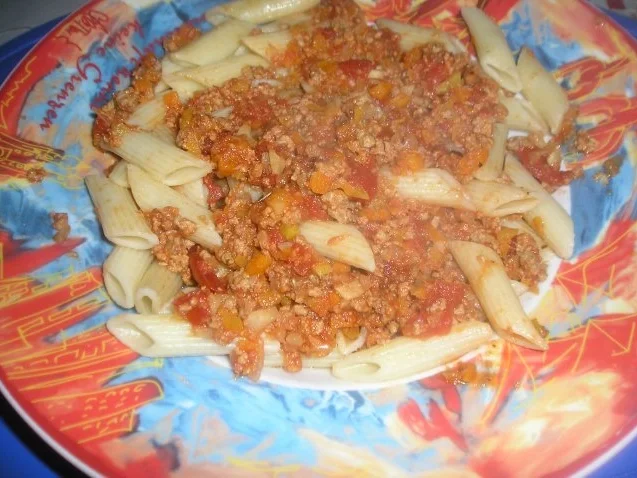 Penne in scharfer Soße mit Sardellen und Kapern - Rezept