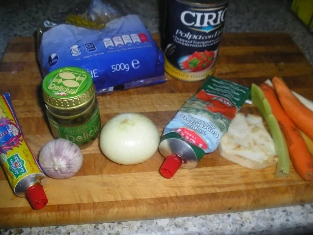 Penne in scharfer Soße mit Sardellen und Kapern - Rezept - Bild Nr. 2