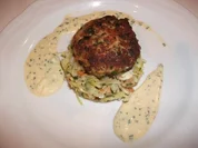 Fischfrikadellen auf Spitzkohlsalat mit Pfifferling-Dressing - Rezept