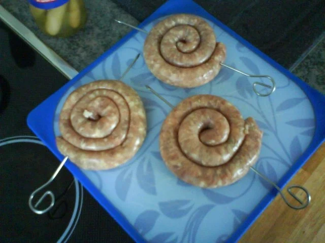 Bratwurstschneckchen mit Gurkendip - Rezept - Bild Nr. 4