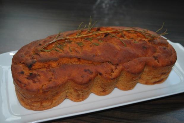 Tomatenbrot mit getrocknete Tomaten in Öl und Weizenmehl Type 550 ...