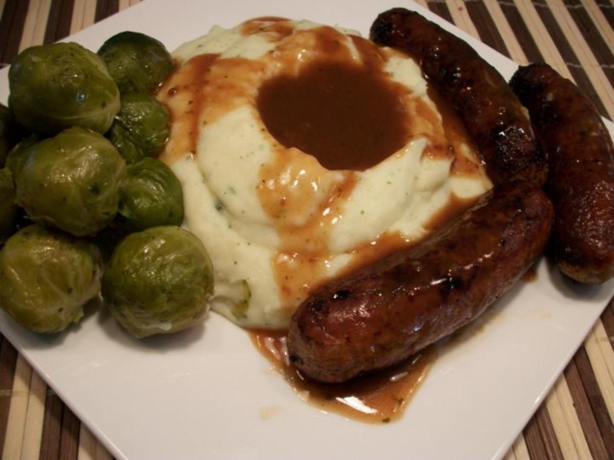 Stampfkartoffeln, Rosenkohl und Grobe Bratwurst mit Soßenteich ...