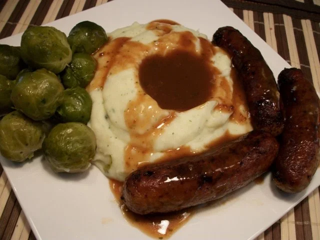 Stampfkartoffeln, Rosenkohl und Grobe Bratwurst mit Soßenteich...... - Rezept - Bild Nr. 2