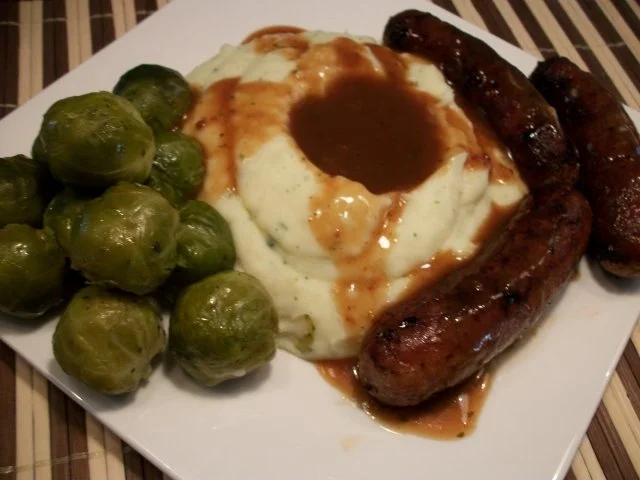 Stampfkartoffeln, Rosenkohl und Grobe Bratwurst mit Soßenteich...... - Rezept - Bild Nr. 3