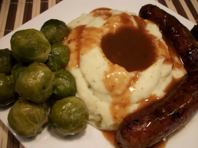 Stampfkartoffeln, Rosenkohl und Grobe Bratwurst mit Soßenteich...... - Rezept - Bild Nr. 4