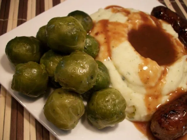 Stampfkartoffeln, Rosenkohl und Grobe Bratwurst mit Soßenteich...... - Rezept - Bild Nr. 5