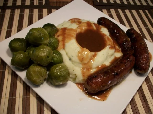 Stampfkartoffeln, Rosenkohl und Grobe Bratwurst mit Soßenteich...... - Rezept - Bild Nr. 7