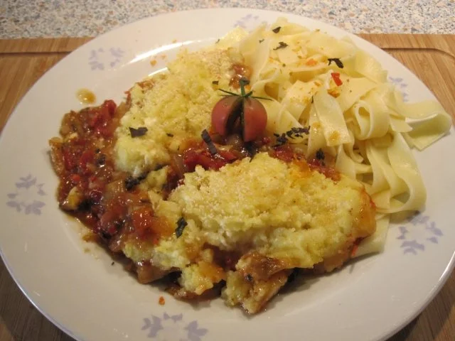 Rezept: Schweinsschnitzerl mit Schafskäse-Kartoffelhaube und pikanter Tomatensauce Schweinsschnitzerl mit Schafskäse-Kartoffelhaube und pikanter Tomatensauce - Rezept