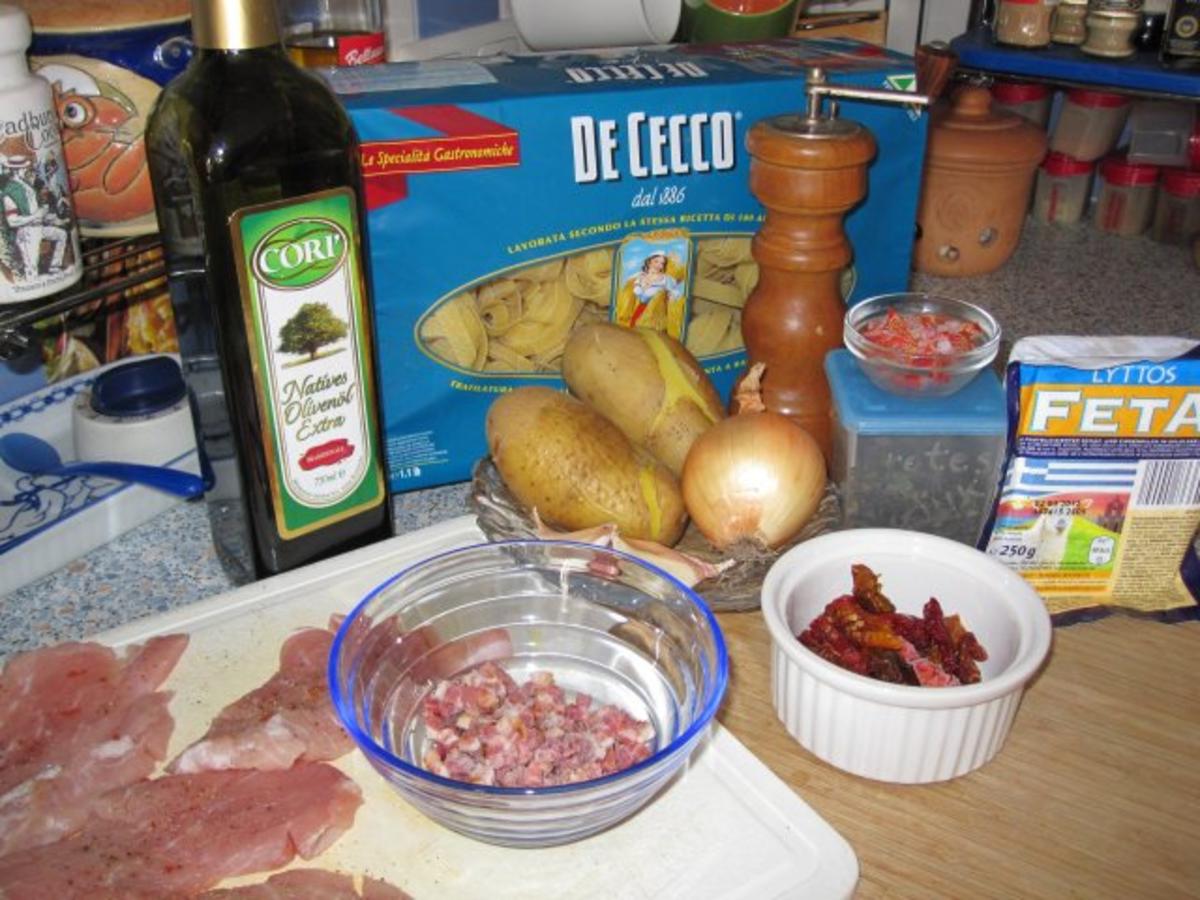 Schweinsschnitzerl mit Schafskäse-Kartoffelhaube und pikanter Tomatensauce - Rezept - Bild Nr. 3
