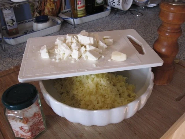 Rezept: Schweinsschnitzerl mit Schafskäse-Kartoffelhaube und pikanter Tomatensauce Bild Nr. 9 Schweinsschnitzerl mit Schafskäse-Kartoffelhaube und pikanter Tomatensauce - Rezept - Bild Nr. 9